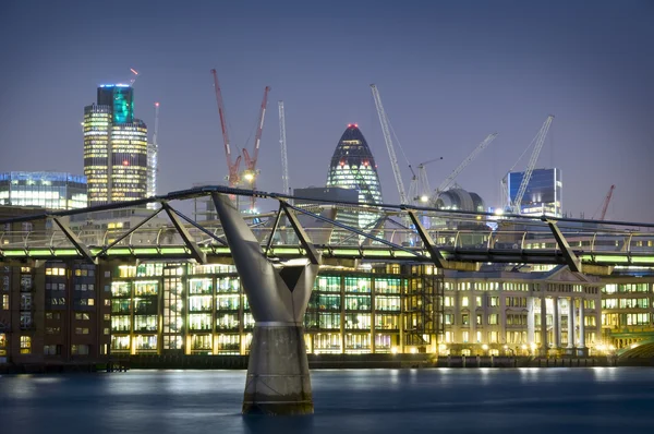 City of london och millennium bridge — Stockfoto