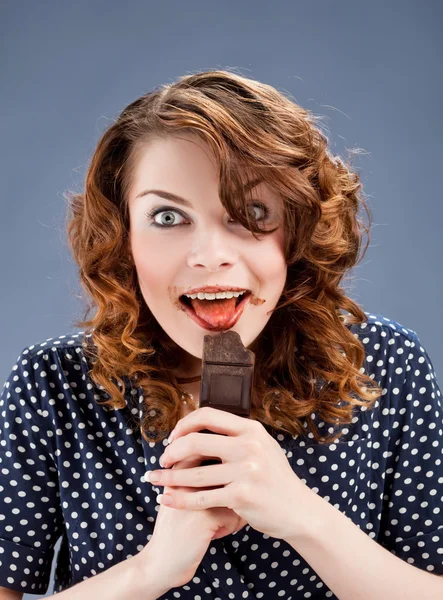 Fiatal boldog mosolygó nő eszik csokoládé — Stock Fotó
