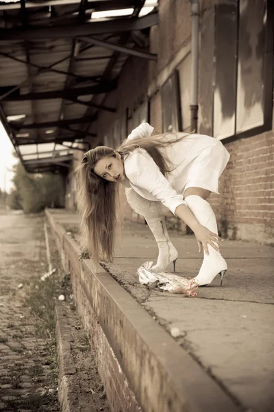 Красива молода дівчина в білому . — стокове фото