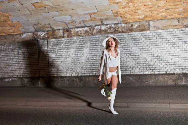 Mode shot van een jonge vrouw — Stockfoto