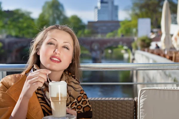 Attraktive junge Frau entspannt im Café — Stockfoto