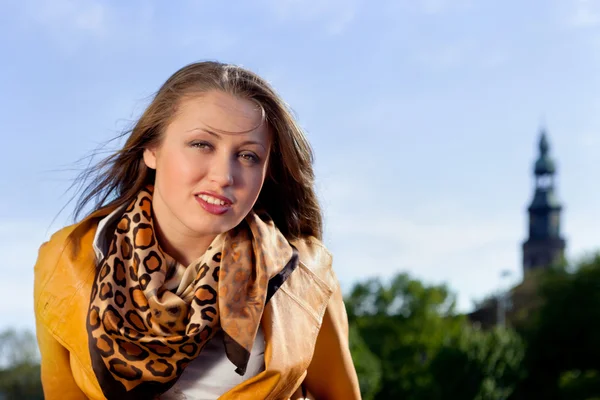 Portrét mladé krásné ženy venku — Stock fotografie