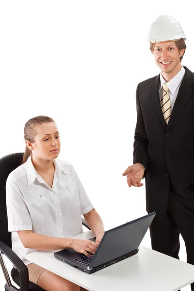 Deux hommes d'affaires travaillant avec un ordinateur portable au bureau — Photo