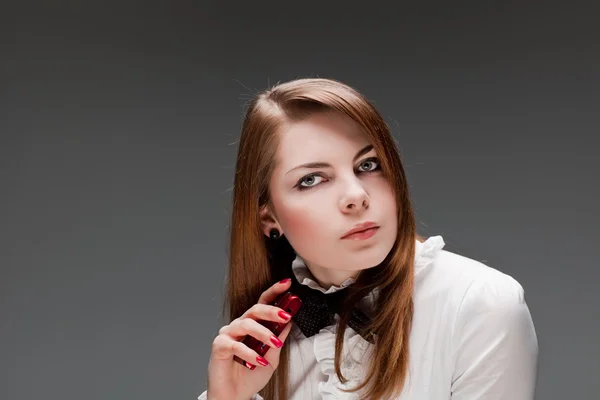 赤いボンネットを持つかなり若い女性の肖像画 — ストック写真