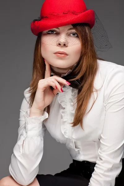 赤いボンネットを持つかなり若い女性の肖像画 — ストック写真