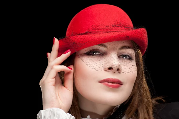 Piros sapka egy csinos, fiatal nő portréja — Stock Fotó