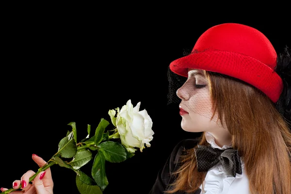 Piros sapka egy csinos, fiatal nő portréja — Stock Fotó