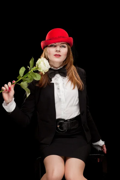 Retrato de uma jovem bonita com capota vermelha — Fotografia de Stock
