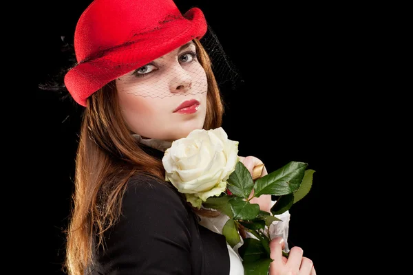 与红色帽漂亮的年轻女子肖像 — 图库照片