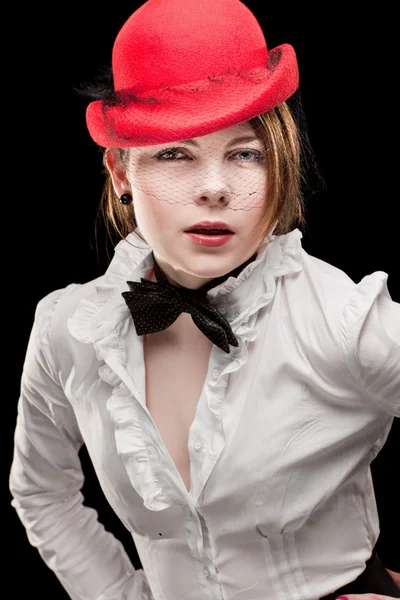 Retrato de una hermosa joven con sombrero rojo — Foto de Stock