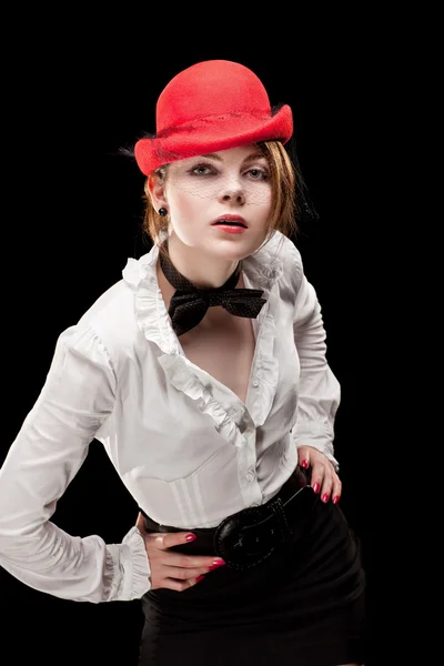 Retrato de una hermosa joven con sombrero rojo — Foto de Stock