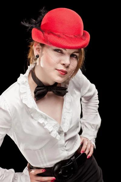 Портрет красивой молодой женщины в красной шляпе — стоковое фото