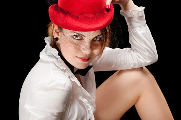 Porträtt av en ganska ung kvinna med röda motorhuven — Stockfoto