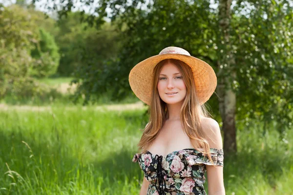 Tineri fată frumoasă cu pălărie pozând în aer liber — Fotografie, imagine de stoc