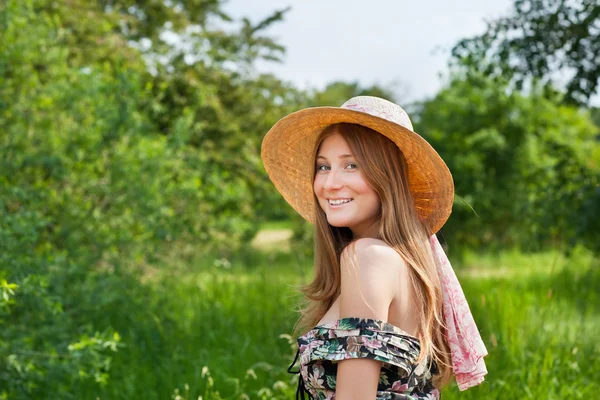 Junges schönes Mädchen mit Hut posiert im Freien — Stockfoto