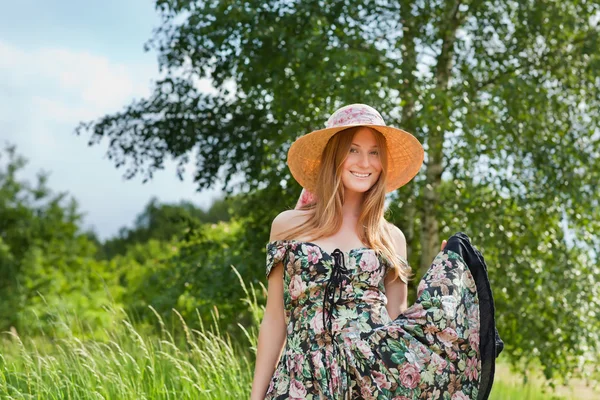 Ung vacker flicka med hatt poserar utomhus — Stockfoto