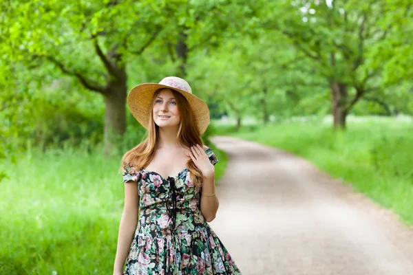 Junges schönes Mädchen mit Hut posiert im Freien — Stockfoto