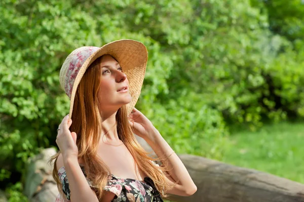 屋外ポーズ帽子を持つ美しい少女 — ストック写真