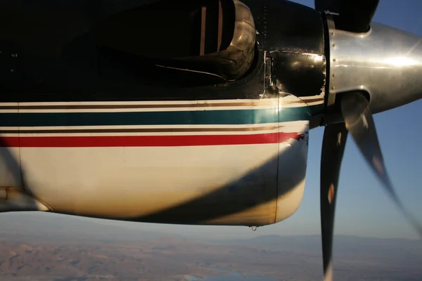 Klein vliegtuig propeller, keek in de lucht — Stockfoto