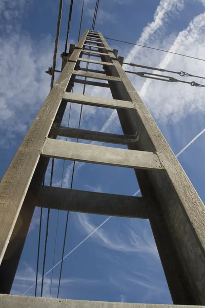 관점 보기에서 전원 라인 타워 — 스톡 사진