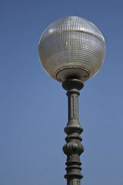 Lampione moderno perfettamente rotondo — Foto Stock