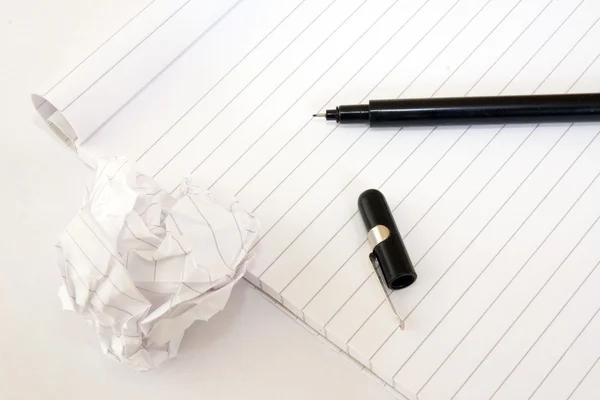 Блокова нотатка з чорною ручкою — стокове фото
