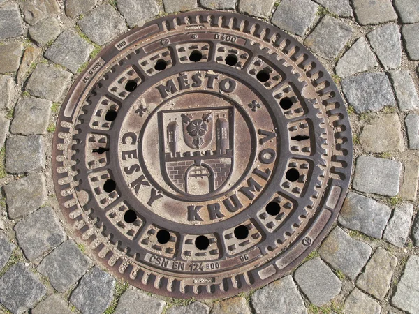 체코 krumlov에 맨홀 뚜껑 로열티 프리 스톡 사진