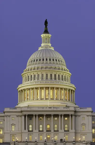 Купол Капитолия США в Сумерках Стоковое Изображение