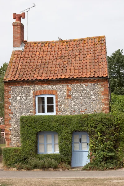 Schilderachtige norfolk cottage — Stockfoto