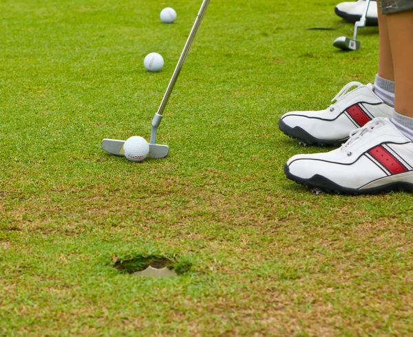 Покласти гольф на зеленій трасі — стокове фото
