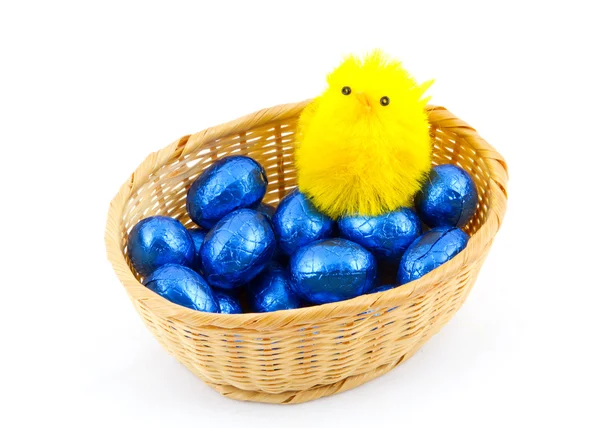 Koš s velikonoční vajíčka a malé kuře. Stock Snímky