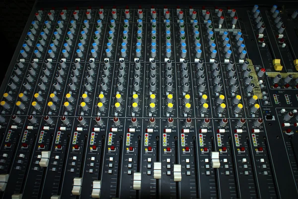 Consola de mezcla en un estudio de grabación —  Fotos de Stock
