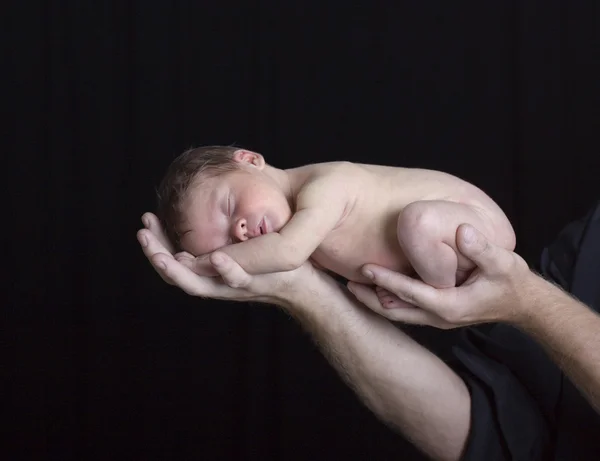 Recién nacido sostenido en las manos del padre — Foto de Stock