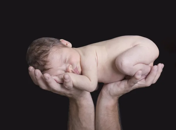 新出生的孩子掌握在父亲手中 — 图库照片