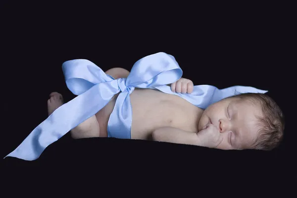 Geschenk Gottes: Neugeborenes mit Schleife — Stockfoto