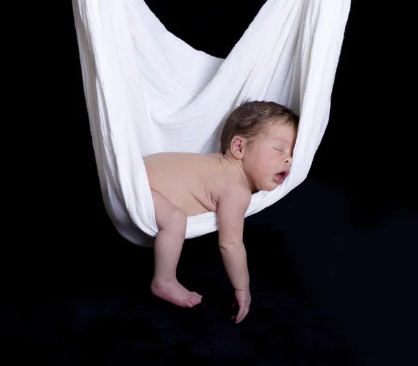 Bébé dormant dans l'écharpe blanche d'hamac — Photo