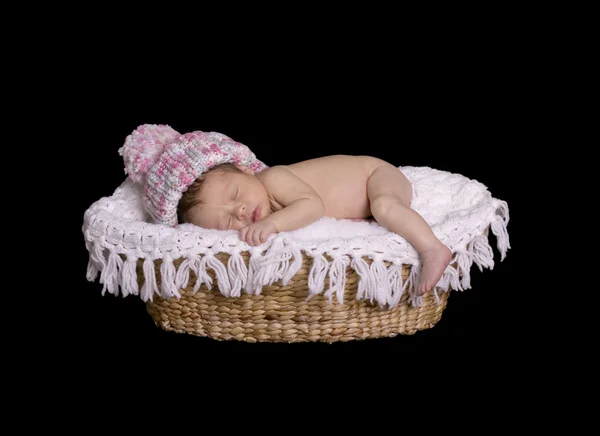 Nyfödda barn sover i korgen med hatt — Stockfoto