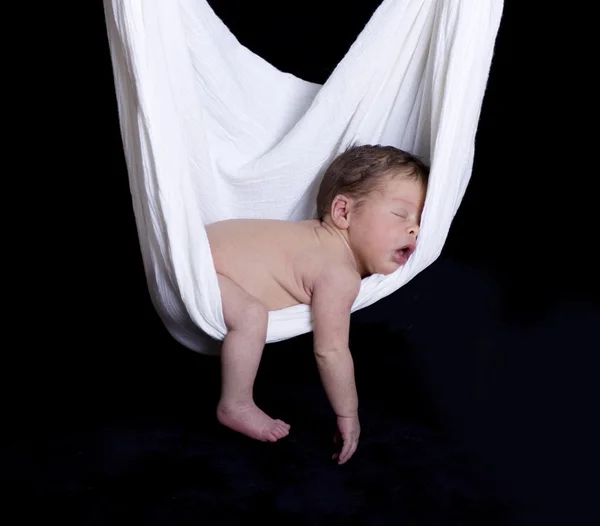 宝宝睡在白色的吊床索具 图库照片