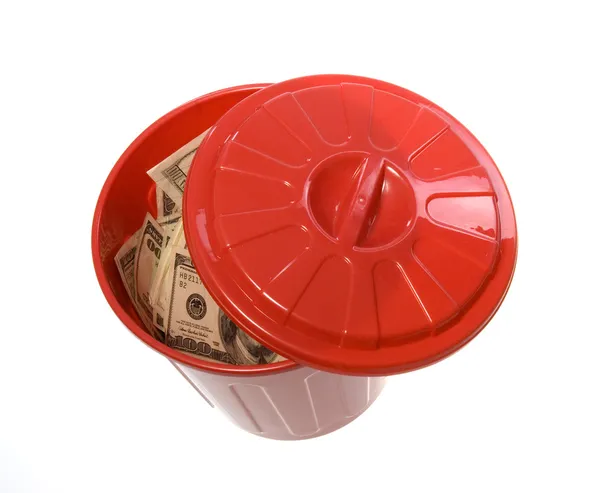Gettare via i soldi: Cento bollette nel bidone della spazzatura — Foto Stock