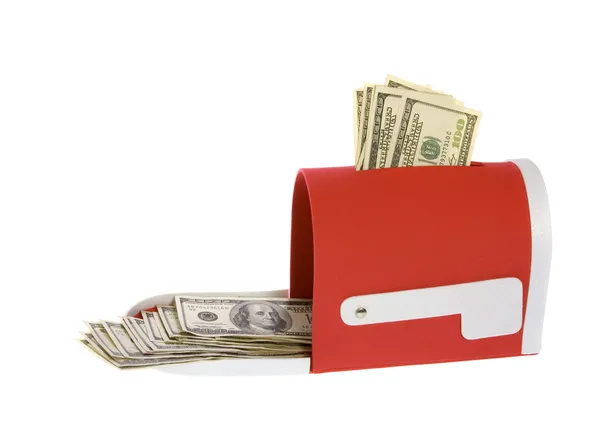 Kırmızı bir posta kutusu dışında akan 100 dolar faturaları — Stok fotoğraf
