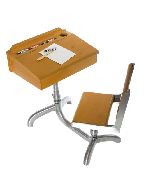 Школьный стол с карандашами, линейкой и бумагой — стоковое фото