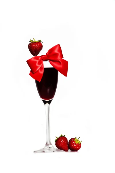 Dekorerad glas vin med band och jordgubbar — Stockfoto