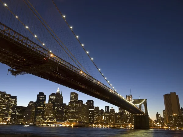 夕暮れ時にブルックリン橋 — ストック写真