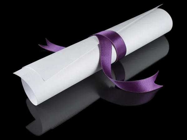 Диплом з фіолетовою стрічкою — стокове фото