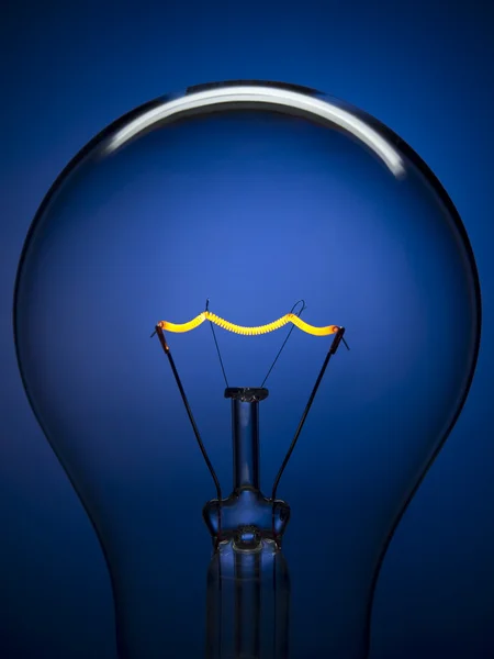 Mavi üzerine ampul ışığı — Stok fotoğraf