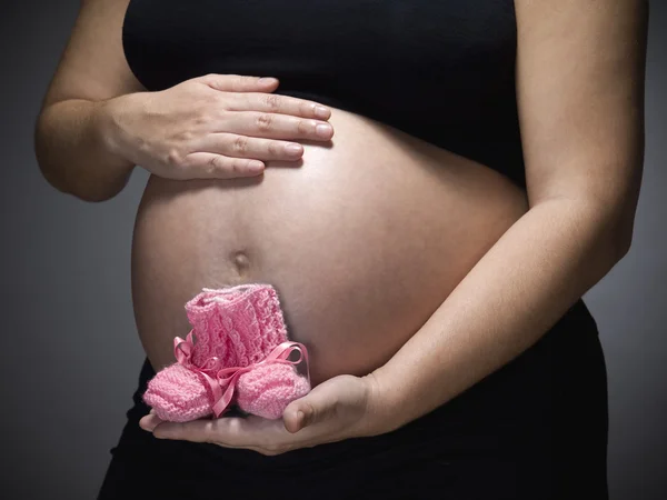 ピンクの赤ちゃんのブーティ — ストック写真