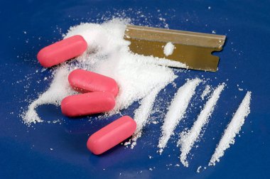 cocaína y pastillas