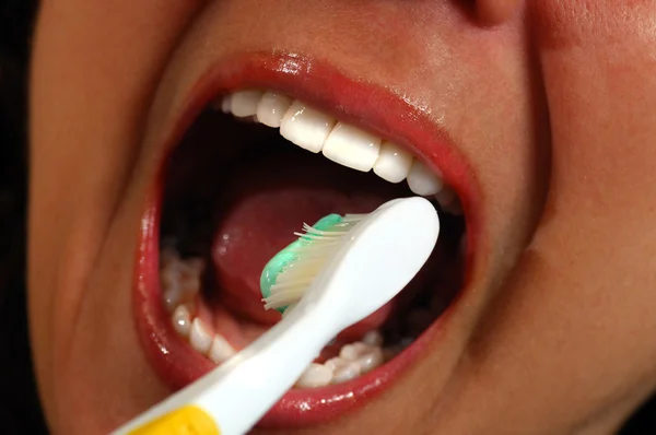 Čištění zubů — Stock fotografie
