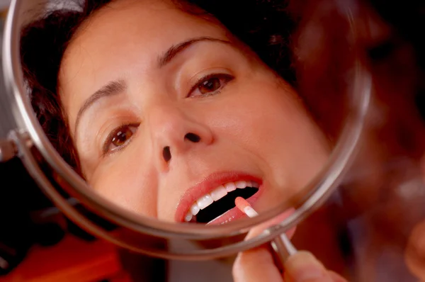 Vrouw in de spiegel 2 — Stockfoto