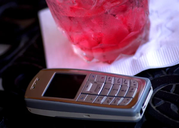 Telefon és egy itallal — Stock Fotó